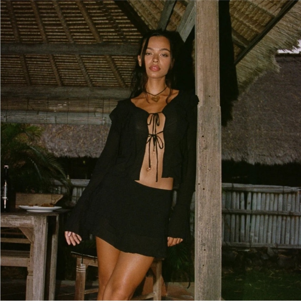 Indah Black Amelia Blouse m